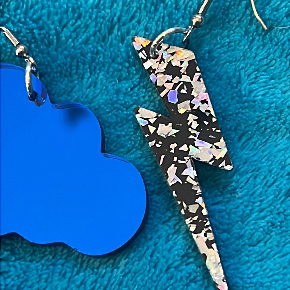 Dolls kill thunderbolt and cloud earrings - Picture 8 of 8